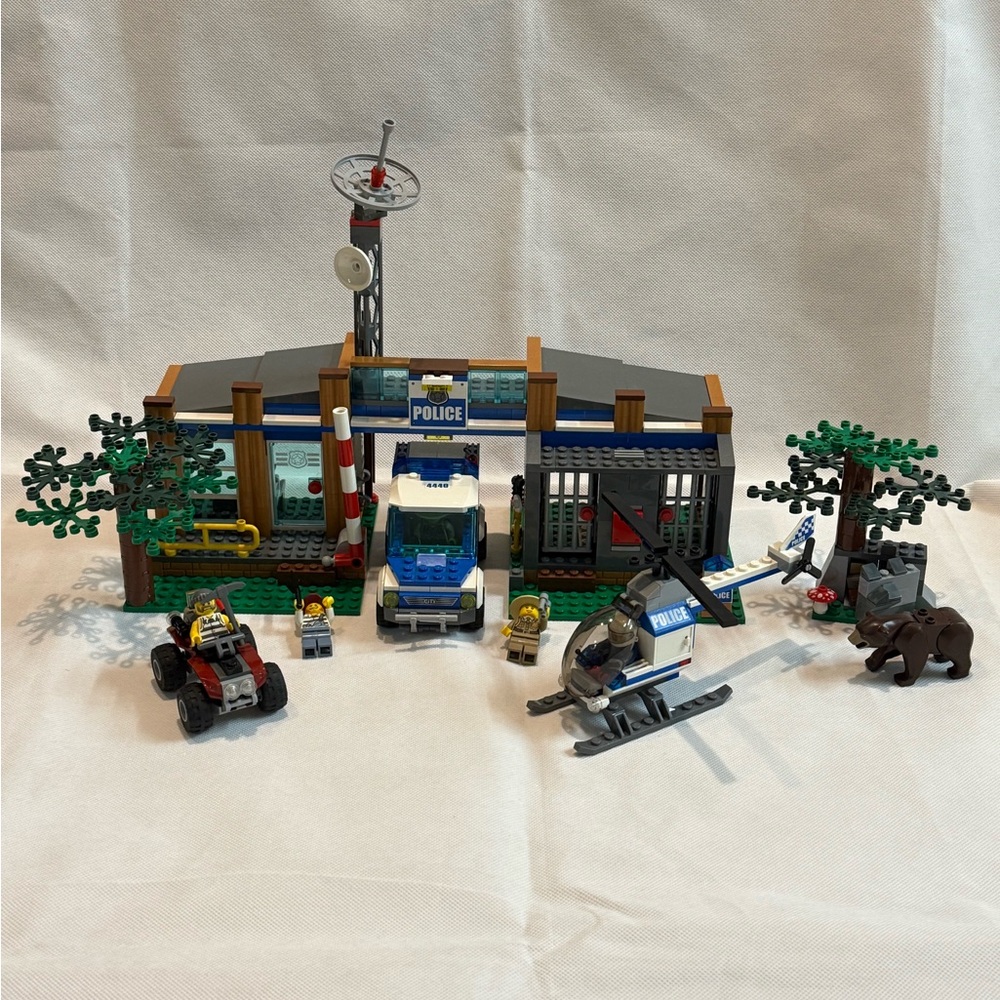 4440 Forest Police Station (LEGO CITY)